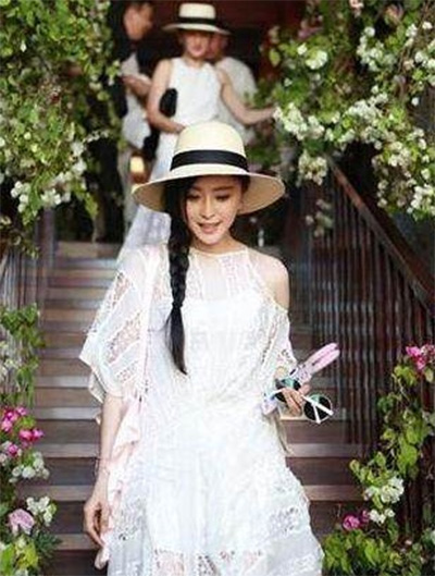 看看女星們花式戴草帽的帽子戲法！